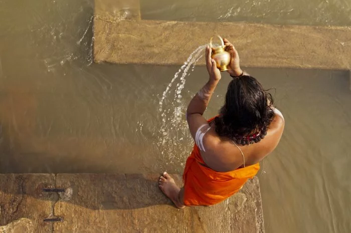 Sadhu-on-the-banks-of-Ganges-700x466
